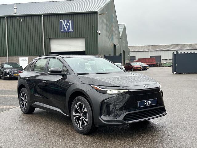 Toyota bZ4X Active 71 kWh 3 FASE| NIEUWE AUTO!!| 10 JAAR VOLLEDIGE FABRIEKSGARANTIE TOYOTA!| WARMTEPOMP| ADAPTIVE CRUISE| ACHTERUITRIJ CAMERA|