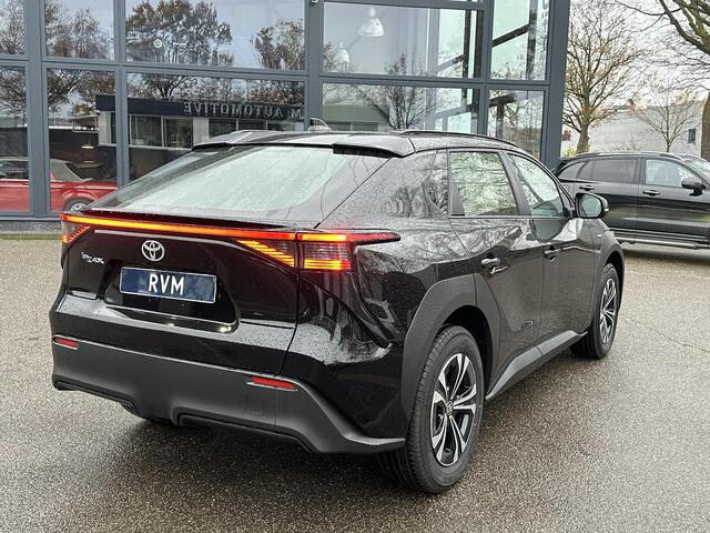 Toyota bZ4X Active 71 kWh 3 FASE| NIEUWE AUTO!!| 10 JAAR VOLLEDIGE FABRIEKSGARANTIE TOYOTA!| WARMTEPOMP| ADAPTIVE CRUISE| ACHTERUITRIJ CAMERA|