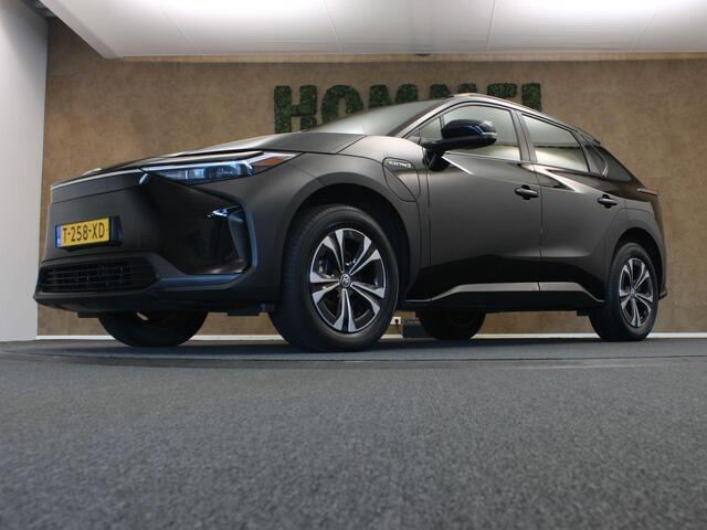 Toyota bZ4X Active 71 kWh -SOH 97,1% !!!- ORIGINEEL NEDERLANDSE AUTO - AFKOMSTIG VAN 1E EIGENAAR - 2 LAADKABELS - 3 FASE - CAMERA - ALARM KLASSE 3 MET KIWA CERTIFICAAT - NAVIGATIE - ADAPTIEVE CRUISE CONTROL - CLIMATE CONTROL - KEYLESS ENTRY/ START