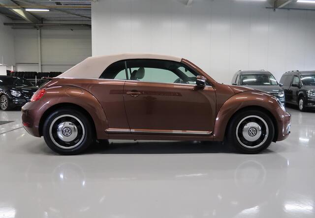 Volkswagen BEETLE (NEW) Cabriolet 1.2 TSI Exclusive Edition Leer Airco-ecc Camera Navigatie Android auto 17 inch Circle Black PDC Stoelverwarming Boekjes aanwezig Elektrische kap