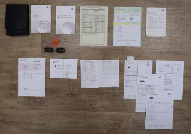 Volkswagen BEETLE (NEW) Cabriolet 1.2 TSI Exclusive Edition Leer Airco-ecc Camera Navigatie Android auto 17 inch Circle Black PDC Stoelverwarming Boekjes aanwezig Elektrische kap