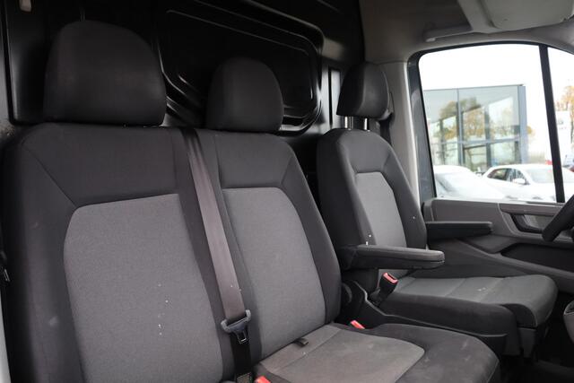 Volkswagen CRAFTER 35 2.0 TDI L3H3 Highline 140PK / 103kW DSG, trekhaak (vaste kogel), LED koplampen, 17" LMV, achteruitijcamera, voorruit verwarmbaar, 3 zits, parkeersensoren voor en achter (pdc), multifunctioneel stuurwiel, navigatie, DAB+, Apple Carplay / Android Auto, N