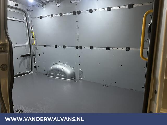 Volkswagen CRAFTER 2.0 TDI 141pk L3H3 L2H2 Euro6 Airco | Navigatie | Apple Carplay | Android Auto | Cruisecontrol Bijrijdersbank, 3000kg trekvermogen
