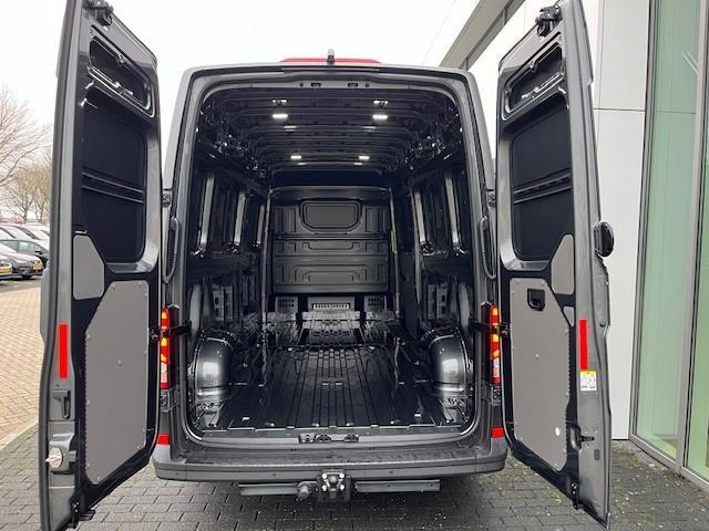 Volkswagen CRAFTER Highline L4 2.0 TDI 140 pk Automaat GVW 3.5T W | 351938 | Navigatie | Alarm | Trekhaak | Versterkte vering | Achteruitrijcamera |