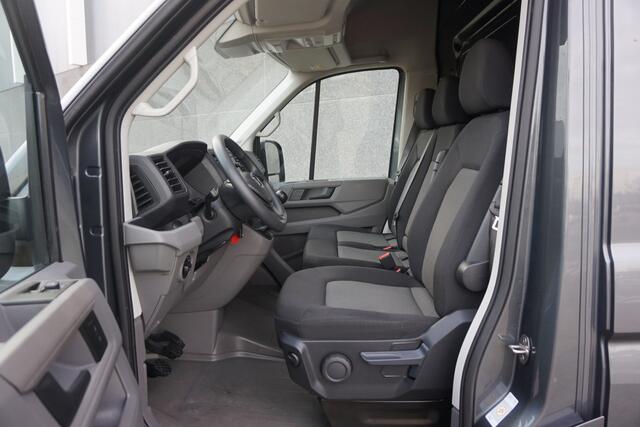 Volkswagen CRAFTER 35 2.0 TDI L4H3 Highline / Trekhaak / 3000KG Trekgewicht / 177 PK / Navigatie / Adaptieve Cruise Control / Apple Carplay / Stoelverwarming