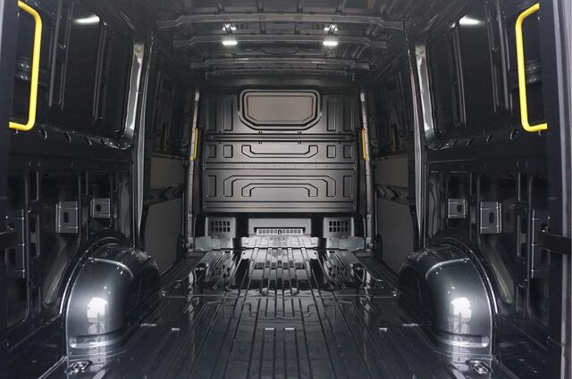 Volkswagen CRAFTER 35 177PK L3H2 AUT Facelift BPM VRIJ!! 13" Navi, Cam, Gev. Stoel, Alarm, LED!! NR. C876*