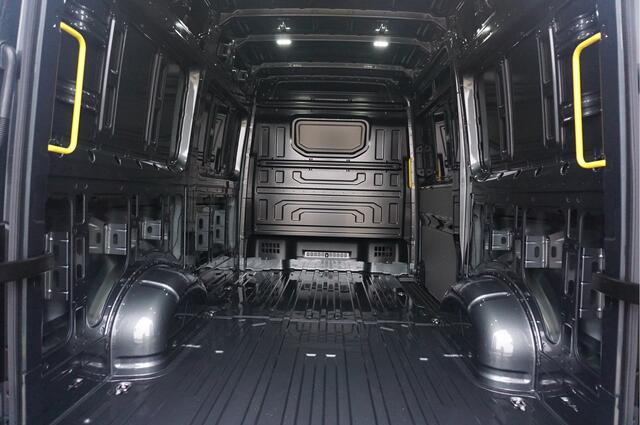 Volkswagen CRAFTER 35 177PK L3H3 AUT Facelift BPM VRIJ!! 13" Navi, Camera, Gev. Stoel, LED!! NR. 879