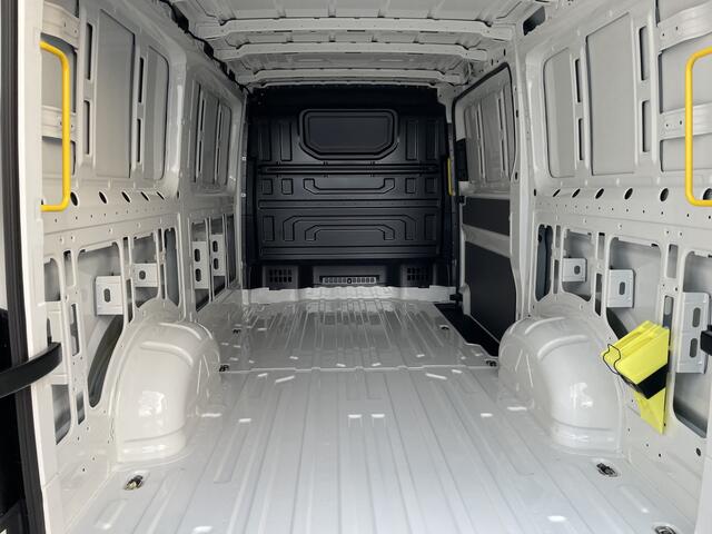 Volkswagen CRAFTER 35 2.0 TDI L3H2 | 140 Pk | PDC | App connect | 3 Zit