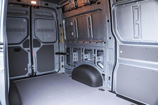 Volkswagen CRAFTER 2.0 TDI 140PK Automaat L3H3 Comfortline 2x LED | NAVI | Camera | Trekhaak | Airco |