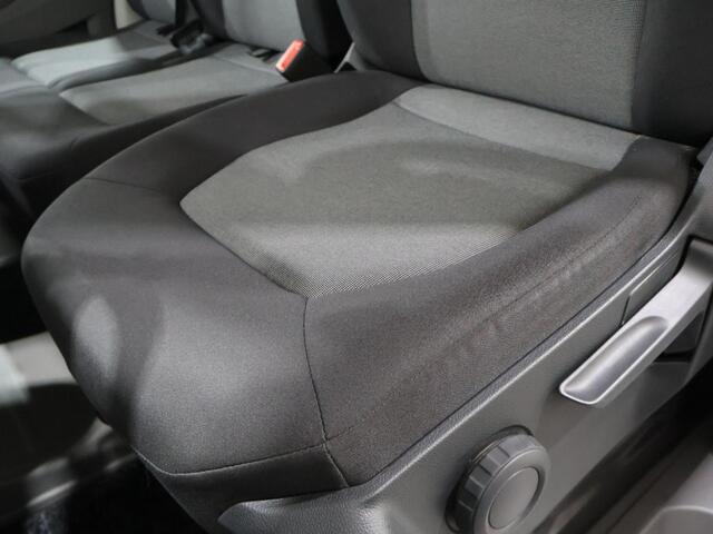 Volkswagen CRAFTER 35 2.0 TDI L3H3 Comfortline EURO VI | 140 PK | Comfortstoel Plus + Armleuningen Bijrijdersbank | Airco | Cruise Control | Navigatie BT DAB+ Apple Carplay / Android Auto | Verwarmbare Voorruit | Parkeersensoren Voor + Achter | Trekhaak