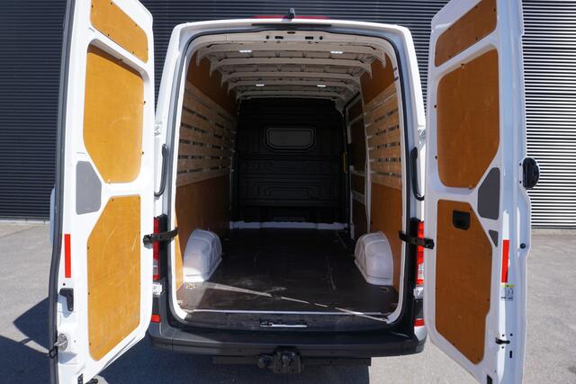 Volkswagen CRAFTER 30 | 140 PK | L3H3 | App-Connect | Camera | Trekhaak | Voorruitverwarming