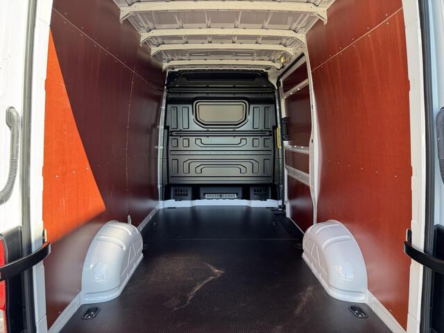 Volkswagen CRAFTER 35 2.0 TDI L3H3 Trendline | 140PK | Laadruimte Betimmering | Side Bars | Lichtmetaal 17" | Hoog dak | Trekhaak |