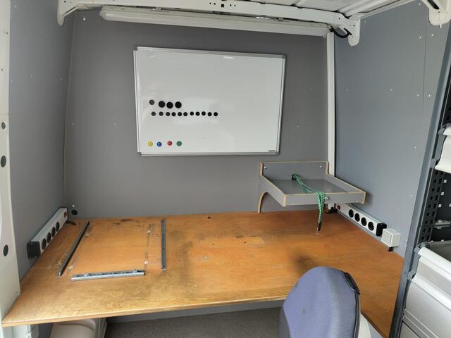 Volkswagen CRAFTER 30 2.0TDI L3H2 Airco Camera Navi Ingebouwd kantoor Bluetooth EURO6 Betonplex vloer Wandbekleding Schuifdeur Buro 2.500kg trekvermogen keurige bus!