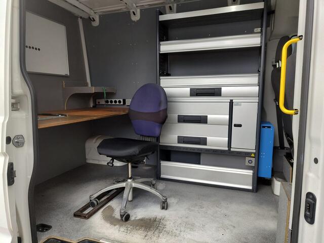 Volkswagen CRAFTER 30 2.0TDI L3H2 Airco Camera Navi Ingebouwd kantoor Bluetooth EURO6 Betonplex vloer Wandbekleding Schuifdeur Buro 2.500kg trekvermogen keurige bus!