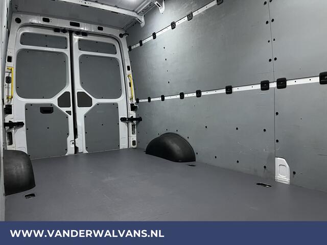 Volkswagen CRAFTER 2.0 TDI 141pk L4H3 L3H2 Euro6 ** Airco | 3000kg trekhaak | Cruisecontrol | Parkeersensoren Bijrijdersbank