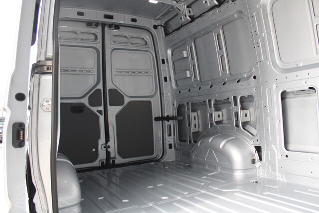 Volkswagen CRAFTER 30 2.0 TDI L3H3 140pk - Navigatie - DAB - Geveerde Stoel - Camera - Carplay - Rijklaar