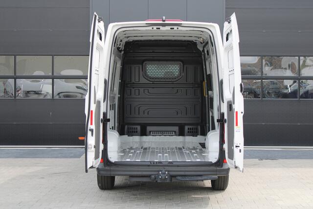 Volkswagen CRAFTER 35 2.0 TDI L3H3 177pk - Facelift - Navigatie - LED - Geveerde stoel - Virtual cockpit - Camera - Trekhaak - Stoelverwarming - Rijklaar