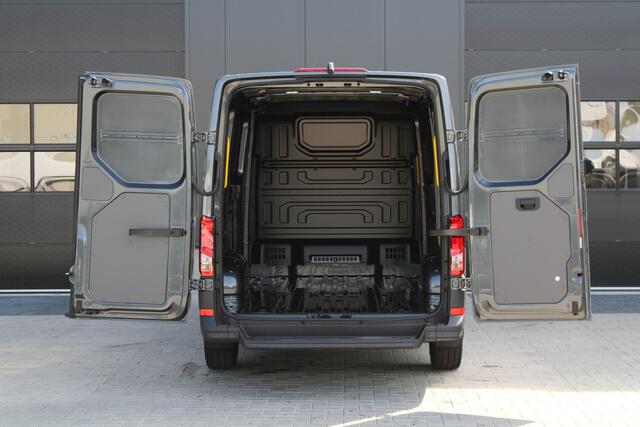 Volkswagen CRAFTER 35 2.0 TDI L3H2 177pk - Facelift - Navigatie - LED - Geveerde stoel - Virtual cockpit - Camera - Verwarmd stuur - Stoelverwarming - Rijklaar