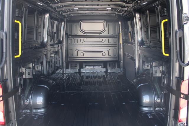 Volkswagen CRAFTER 35 2.0 TDI L3H2 177pk - Facelift - Navigatie - LED - Geveerde stoel - Virtual cockpit - Camera - Verwarmd stuur - Stoelverwarming - Rijklaar