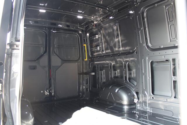 Volkswagen CRAFTER 35 2.0 TDI L3H2 177pk - Facelift - Navigatie - LED - Geveerde stoel - Virtual cockpit - Camera - Verwarmd stuur - Stoelverwarming - Rijklaar