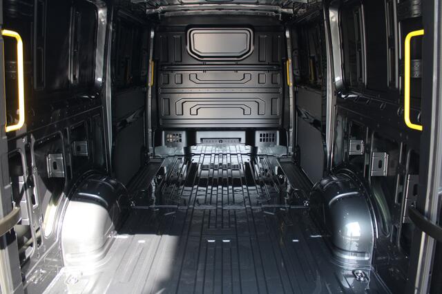 Volkswagen CRAFTER 35 2.0 TDI L3H2 177pk - Facelift - 2x Schuifdeur - Navigatie - LED - Geveerde stoel - Virtual cockpit - Camera - Verwarmd stuur - Stoelverwarming - Rijklaar