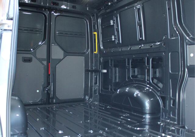 Volkswagen CRAFTER 35 2.0 TDI L3H2 177pk - Facelift - 2x Schuifdeur - Navigatie - LED - Geveerde stoel - Virtual cockpit - Camera - Verwarmd stuur - Stoelverwarming - Rijklaar