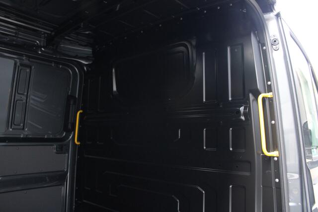 Volkswagen CRAFTER 35 2.0 TDI L3H2 177pk - Facelift - 2x Schuifdeur - Navigatie - LED - Geveerde stoel - Virtual cockpit - Camera - Verwarmd stuur - Stoelverwarming - Rijklaar