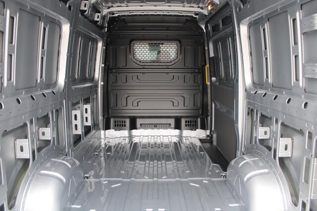 Volkswagen CRAFTER 35 2.0 TDI L3H3 177pk - LED koplampen - Navigatie - Geveerde stoel - Cruise - Camera - DAB - Parkeersensoren - Rijklaar