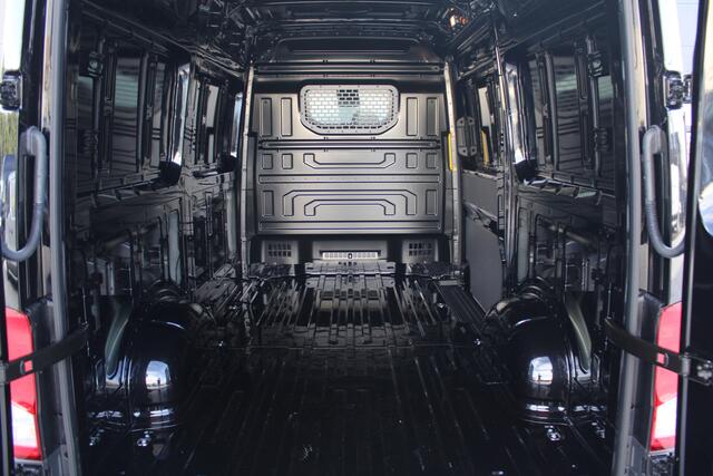 Volkswagen CRAFTER 35 2.0 TDI L3H3 177pk - Facelift - Navigatie - LED - Geveerde stoel - Virtual cockpit - Camera - Trekhaak - Stoelverwarming - Rijklaar