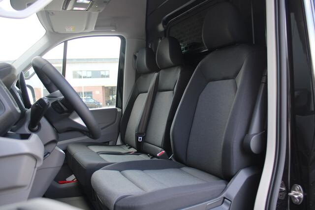 Volkswagen CRAFTER 35 2.0 TDI L3H3 177pk - Facelift - Navigatie - LED - Geveerde stoel - Virtual cockpit - Camera - Trekhaak - Stoelverwarming - Rijklaar
