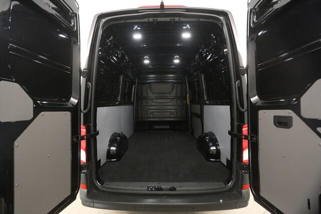 Volkswagen CRAFTER 35 2.0 TDI L3H3 140PK | NIEUW | BPM VRIJ | 3000KG | Airco Cruise Camera Carplay Massagestoel 3 Persoons Navi LED