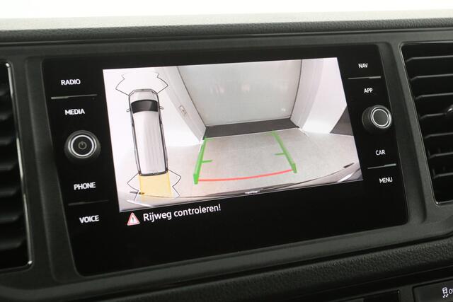 Volkswagen CRAFTER 35 2.0 TDI L3H3 140PK | NIEUW | BPM VRIJ | 3000KG | Airco Cruise Camera Carplay Massagestoel 3 Persoons Navi LED