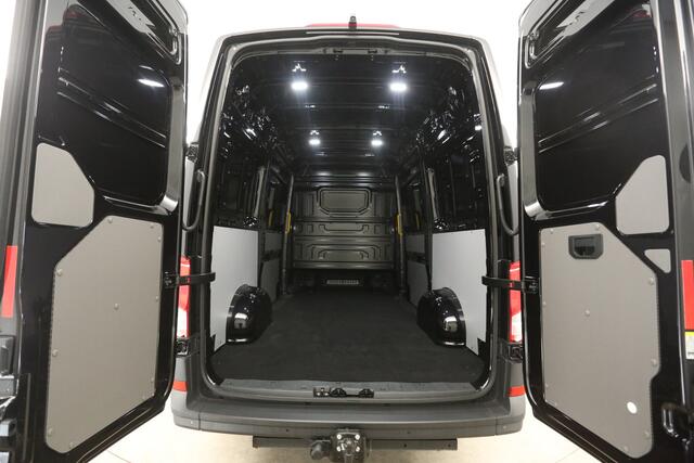 Volkswagen CRAFTER 2.0 TDI DSG HIGHLINE EXCLUSIVE L3H3 | FACELIFT MODEL | BPM VRIJ | NIEUW 3000KG TREKHAAK VIRTUAL ADAPTIVE CRUISE LED 140PK CARPLAY 17"LMV
