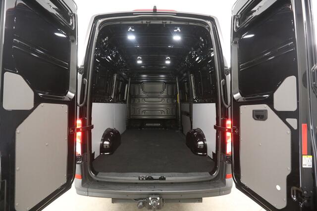 Volkswagen CRAFTER 2.0 TDI DSG HIGHLINE EXCLUSIVE L3H3 | FACELIFT MODEL | BPM VRIJ | NIEUW 3000KG TREKHAAK VIRTUAL ADAPTIVE CRUISE LED 140PK CARPLAY 17"LMV