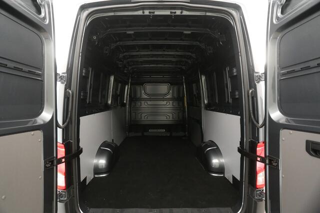 Volkswagen CRAFTER 2.0 TDI DSG HIGHLINE EXCLUSIVE L3H3 | FACELIFT MODEL | BPM VRIJ | NIEUW 3000KG TREKHAAK VIRTUAL ADAPTIVE CRUISE LED 140PK CARPLAY 17"LMV