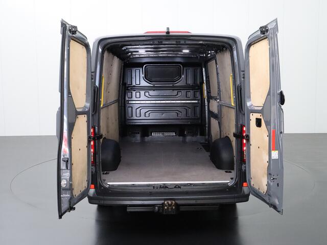 Volkswagen CRAFTER 2.0TDi 140PK DSG Automaat L3H2 | Led Adaptive Cruise | Standverwarming | Leder | 3-Persoons | Betimmering | Trekhaak