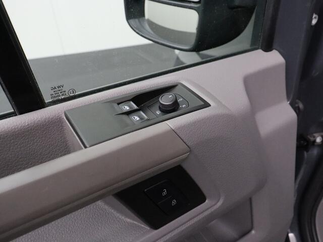 Volkswagen CRAFTER 2.0TDI 140PK DSG Automaat L4H3 Highline | Imperiaal | Trekhaak | Airco | 3-Persoons | Betimmering