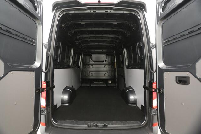 Volkswagen CRAFTER 2.0 TDI DSG HERO EDITION L3H3 | 140PK | FACELIFT MODEL | BPM VRIJ | 3000KG | TREKHAAK | VIRTUAL | ADAPTIVE CRUISE | CAMERA | LED | CARPLAY | 18"LMV | ZONNEKLEP