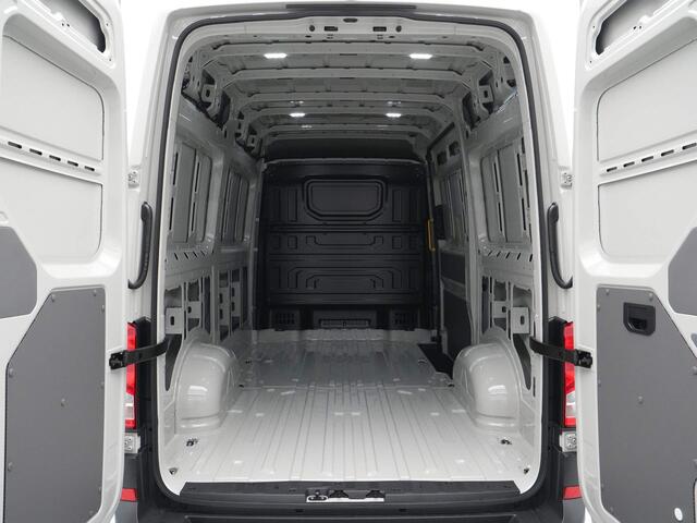 Volkswagen CRAFTER 2.0 TDI 103kW 140PK GVW 3.5T L3H3 Exclusive AUT rijdende demo, kilometerstand loopt op
