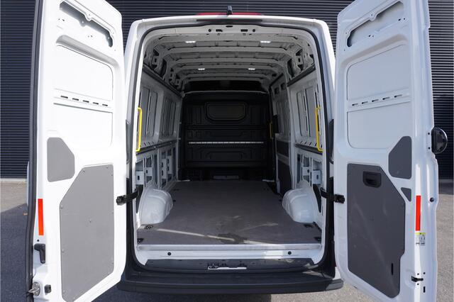 Volkswagen CRAFTER 35 | 163 PK AUT RWD | 3,5 Trekvermogen | App-Connect | Cruise | Camera | Stuur- en Stoelverwarming | 270 Graden Deuren