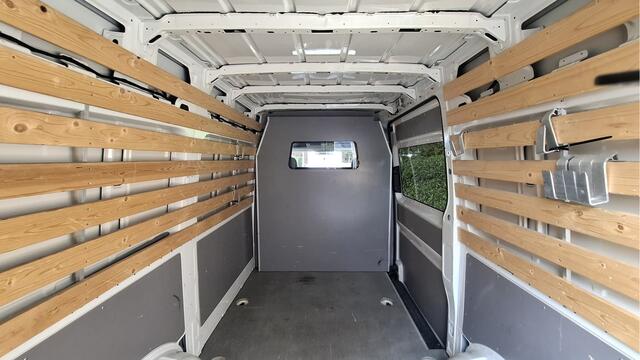 Volkswagen CRAFTER 35 2.0 TDI L3H3 140 pk / Imperiaal / Trekhaak / Camera