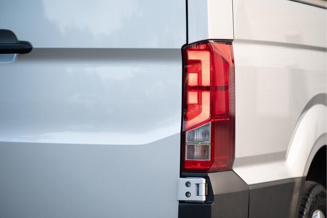 Volkswagen CRAFTER 35 2.0 TDI L3H3 140 PK | Trekhaak | Apple CarPlay | ACC | LED | Camera