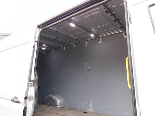 Volkswagen CRAFTER 35 2.0 TDI L4H3 DC HIGHLINE AUTOMAAT CARPLAY/ANDROID! ACHTERUITRIJCAM! CRUISE! AIRCO! TREKHAAK!