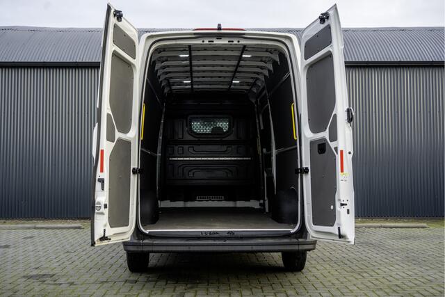 Volkswagen CRAFTER 35 2.0 TDI L4H3 | 177PK | Automaat | NW Interieur | Navi | Camera | Carplay