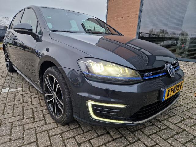 Volkswagen GOLF 1.4 TSI GTE Connected Series dealer onderhouden recent beurt gehad deukje scherm