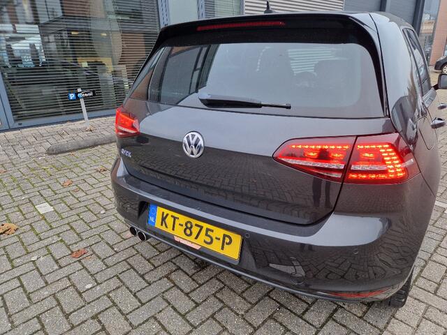 Volkswagen GOLF 1.4 TSI GTE Connected Series dealer onderhouden recent beurt gehad deukje scherm