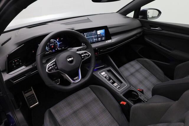 Volkswagen GOLF 1.4 eHybrid 245 pk DSG GTE | Panoramadak | IQ Light | Head-up display | Achteruitrijcamera | Stuur-/stoelverwarming