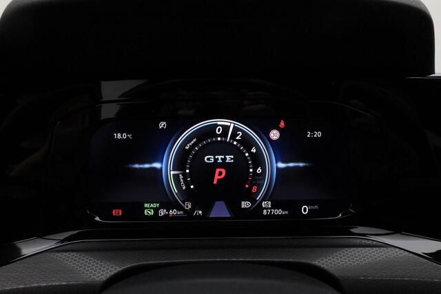 Volkswagen GOLF 1.4 eHybrid 245 pk DSG GTE | Panoramadak | IQ Light | Head-up display | Achteruitrijcamera | Stuur-/stoelverwarming