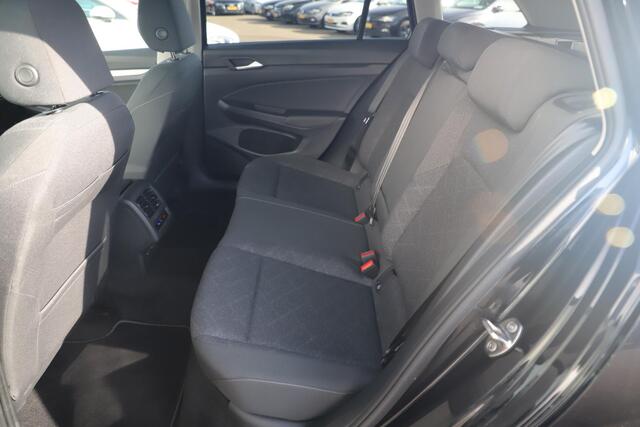 Volkswagen GOLF Variant 1.0 eTSI Life Automaat Virtual Cockpit Navigatie Draadloos Carplay Android Stuur & Stoelverwarming