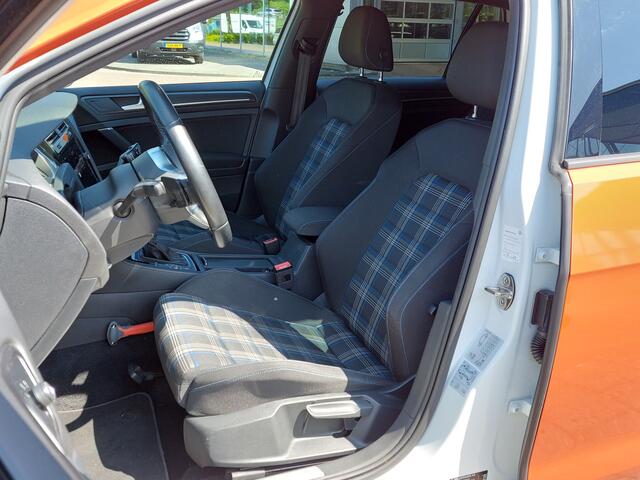 Volkswagen GOLF 1.4 TSI PHEV GTE Executive | Navi | Clima | Adap.Cruise | Led Koplampen | Bluetooth Carkit+Streaming | Pdc V+A+Camera | Licht+Regensensor | Sfeerverlichting | Privacy Glass | 19''lm |Trekhaak